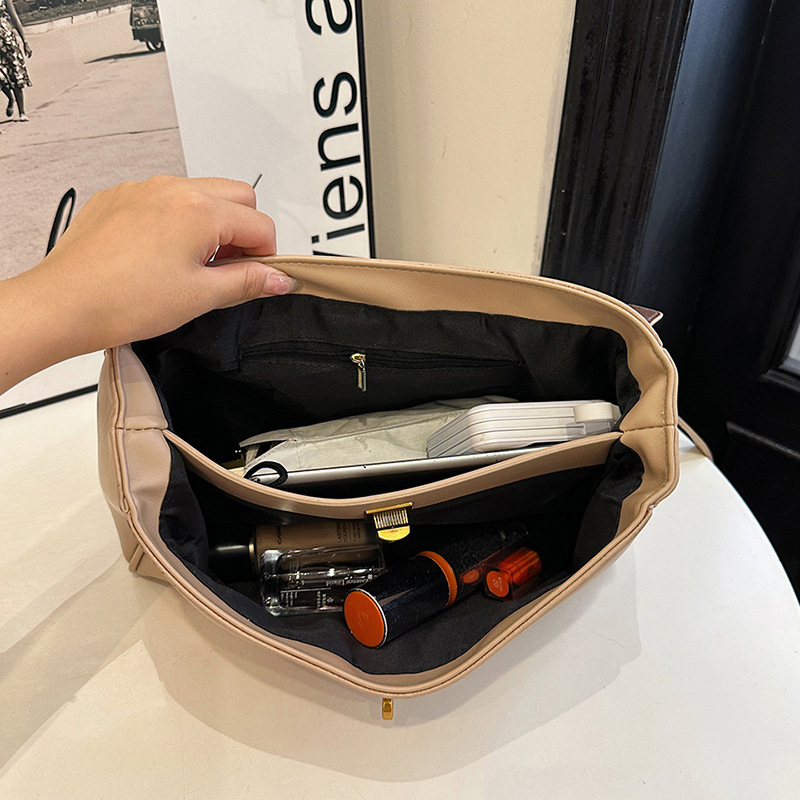 Factory-customized high-quality women's handbags, large-capacity commuter single-shoulder underarm tote bags, crossbody women's bags wholesale Application Scenario