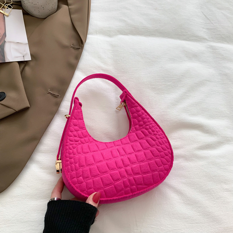 A niche design women's small bag 2022 new fashion solid color autumn and winter single-shoulder armpit bag with a high-end crescent-shaped bag full figure
