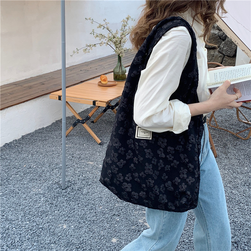 【 In Stock 】1821 retro design jacquard vest bag, three-dimensional small flower underarm bag, female student single-shoulder bag Application Scenario