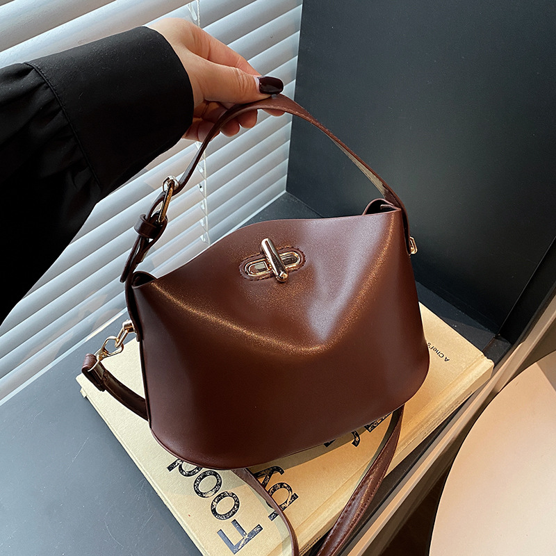 A new summer 2025 Korean-style, fresh, simple and stylish solid-color handbag, a casual and elegant crossbody bag for women full figure