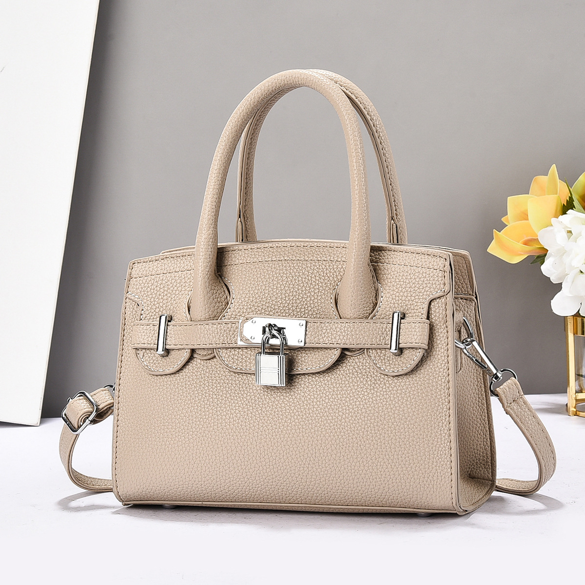 Ladies' bag 2025 New style small lock pendant fashionable handbag, elegant for commuting, single-shoulder crossbody bag Application Scenario