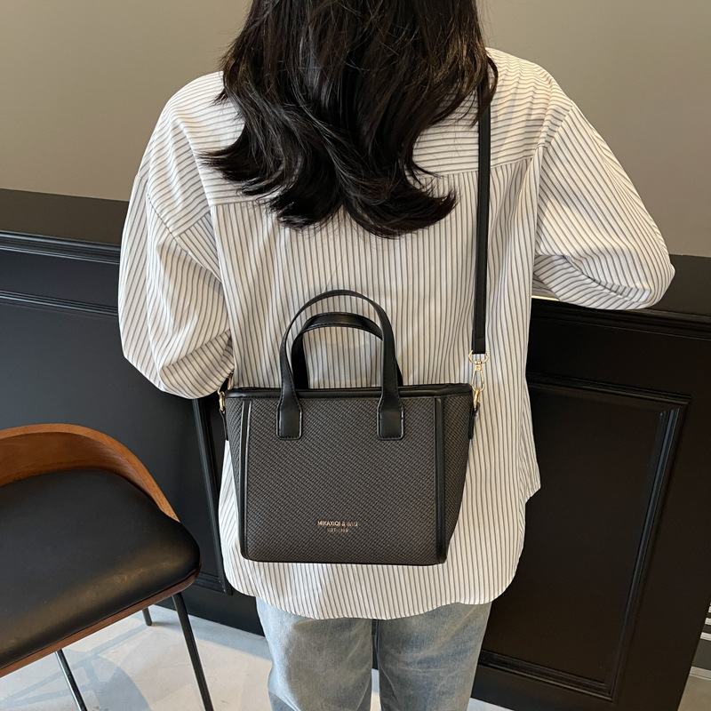 High-end texture large-capacity tote bag for women, new style 2025, trendy and versatile, color-blocking single-shoulder bag, school commuting crossbody bag Application Scenario