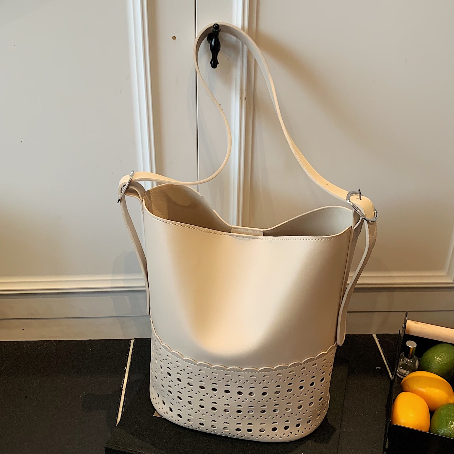 2025 New high-end hollowed-out large-capacity tote bag, women's bucket bag, commuter single-shoulder bag, hand-held crossbody bag full figure