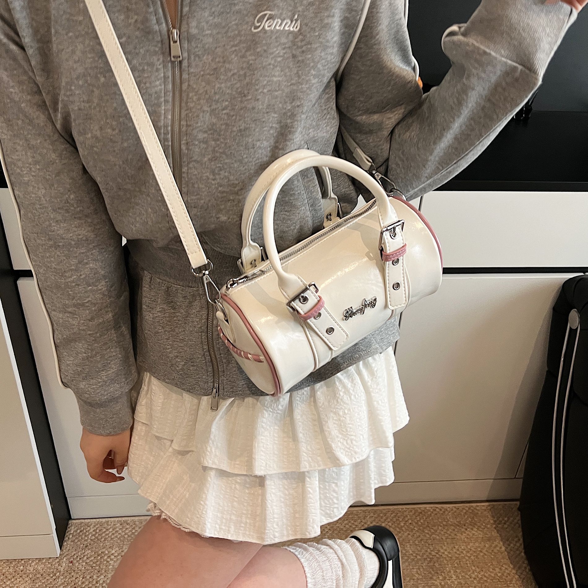 Niche design Boston bag, handbag for women, 2025 new hot Girl motorcycle bag, single-shoulder crossbody bag, cylinder bag Application Scenario