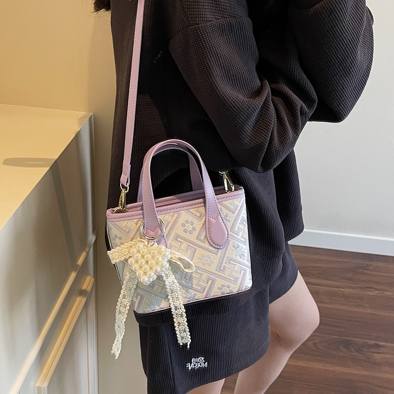 This is a super popular hand-held bucket bag for women in 2025. It is a versatile, trendy and high-end traditional Chinese style single-shoulder crossbody bag details Picture