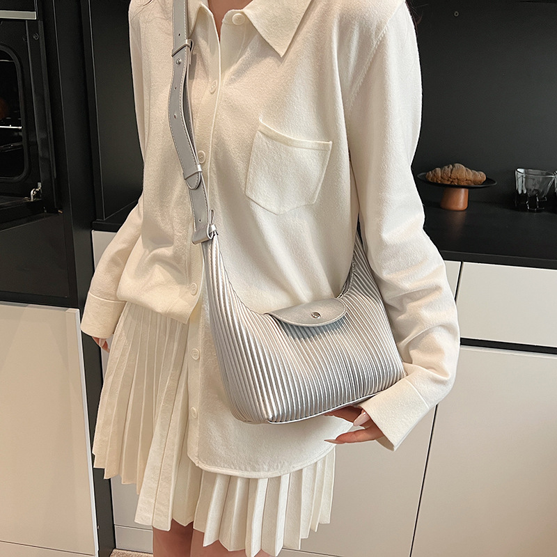A trendy and simple pleated handbag for women in 2025, a stylish and fashionable single-shoulder bag for commuting, and a versatile crossbody bag Application Scenario