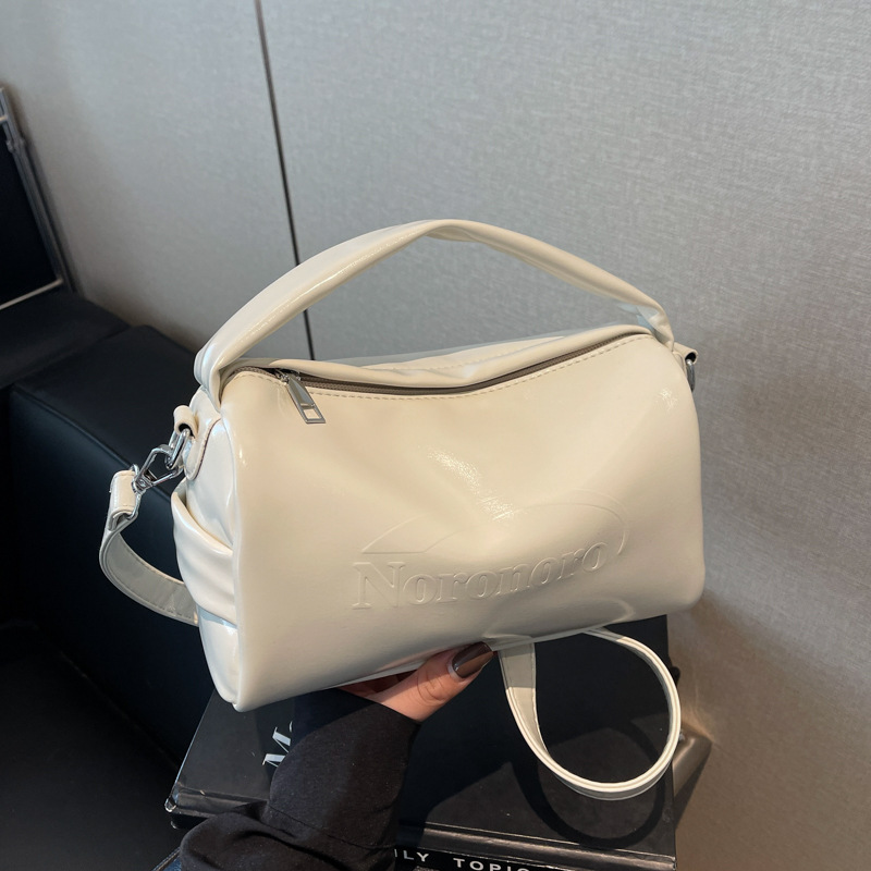 This year, a fashionable, simple and laid-back style high-end commuter single-shoulder bag is in vogue. It's a casual Boston crossbody bag for women full figure