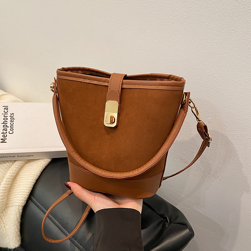 Fashion handbag 2024 Winter new style retro bucket bag, simple single-shoulder bag, niche design crossbody bag for women full figure