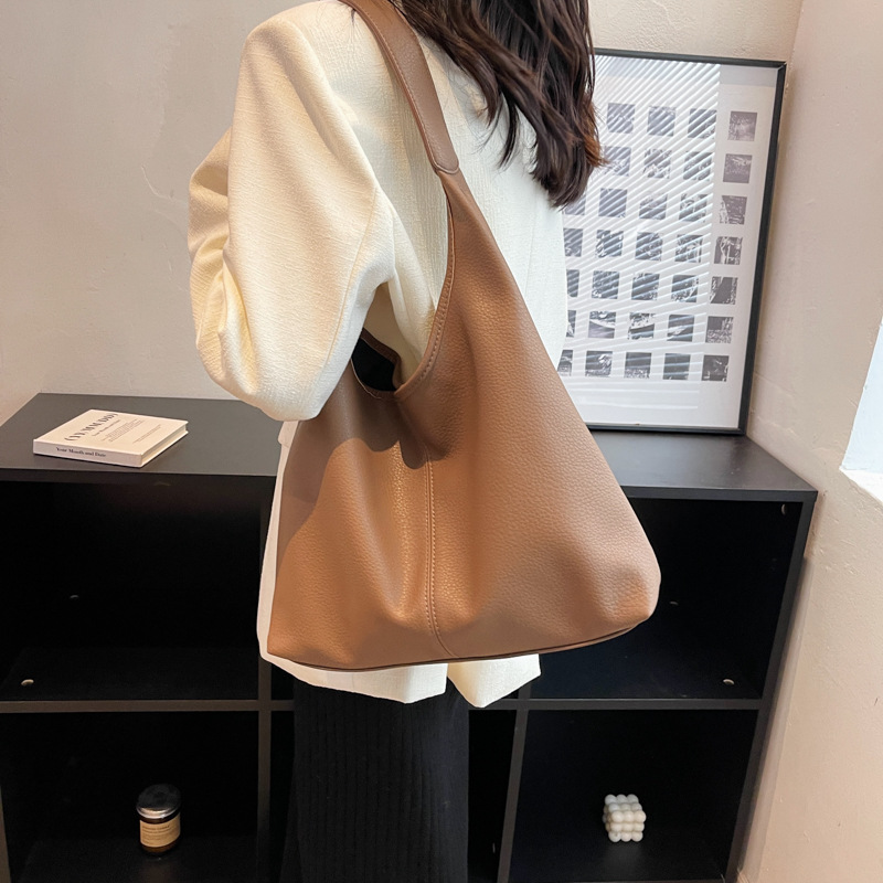 Lazy large-capacity soft leather bag for women 2024 new ins Korean style single-shoulder bag, fashionable and retro tote bag Application Scenario