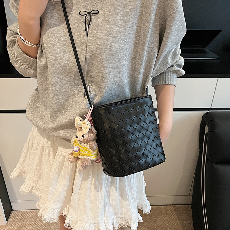 The 2025 new high-end woven mini bucket bag is a simple and stylish single-shoulder crossbody bag for women's fashion in solid color Specification drawing