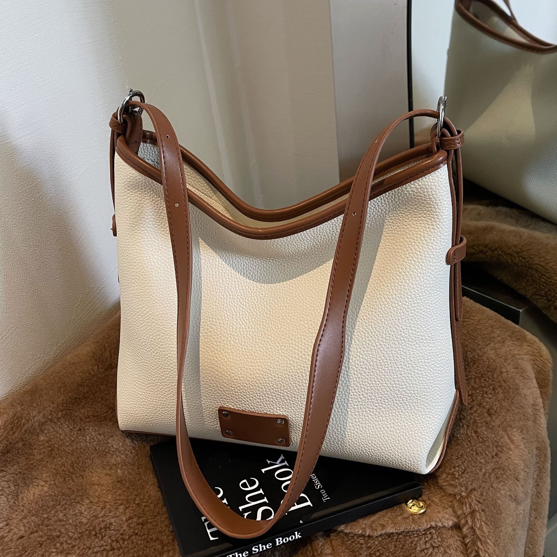 Large-capacity, high-end, color-blocking commuter Tote women's bag 2025 new style, trendy, simple, single-shoulder, underarm bucket bag full figure