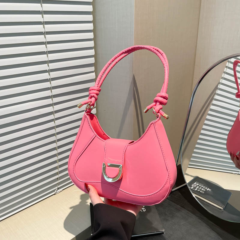 A niche design French underarm bag for women in 2025, a trendy, fashionable, versatile and high-quality summer single-shoulder crossbody bag full figure