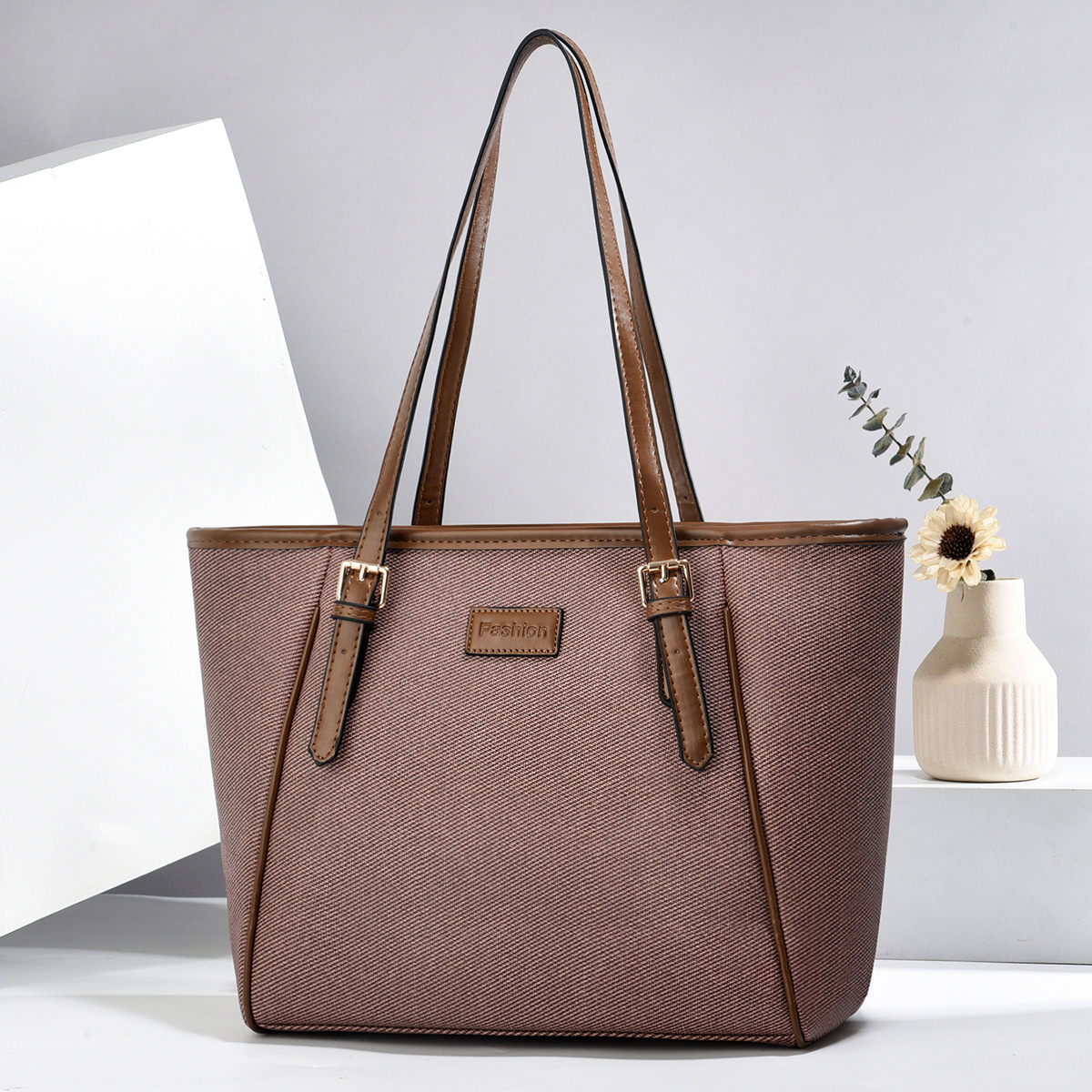A stylish and fashionable 2024 new style basket handbag for women, a practical large-capacity bag for middle-aged moms Application Scenario