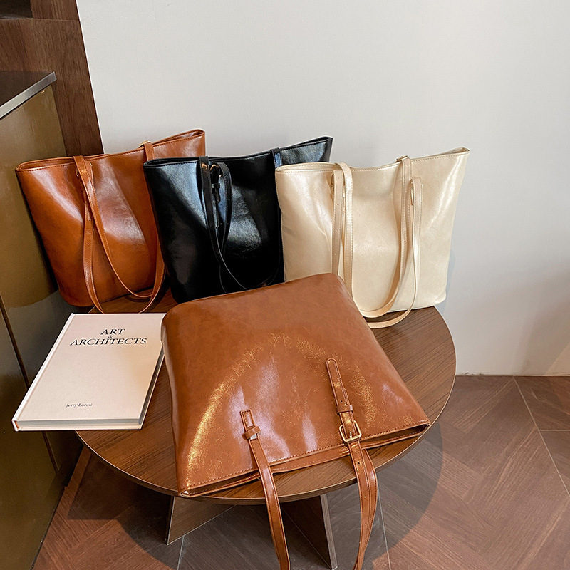 Large-capacity fashionable underarm bag for women, 2025 new commuter shoulder bag, niche and versatile tote bag Application Scenario