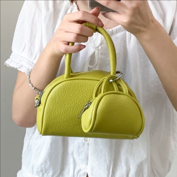 A high-end, niche design crossbody bag for women, a new summer 2025 fashion and versatile handbag, a stylish and simple single-shoulder bag full figure