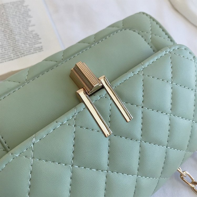 The manufacturer wholesals new Korean-style, versatile and stylish diamond-shaped chain bags, trendy Y-lock small square bags, single-shoulder crossbody bags details Picture