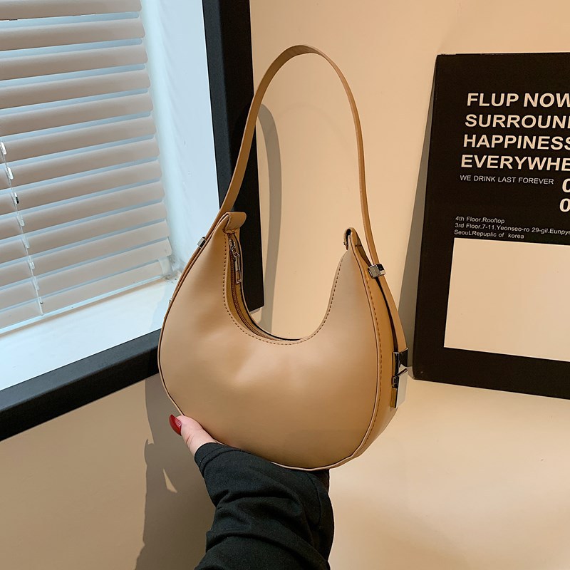 New French niche bags are popular for women in summer. They are trendy, versatile, and have a high-end texture. They are fashionable shoulder bags and underarm bags full figure
