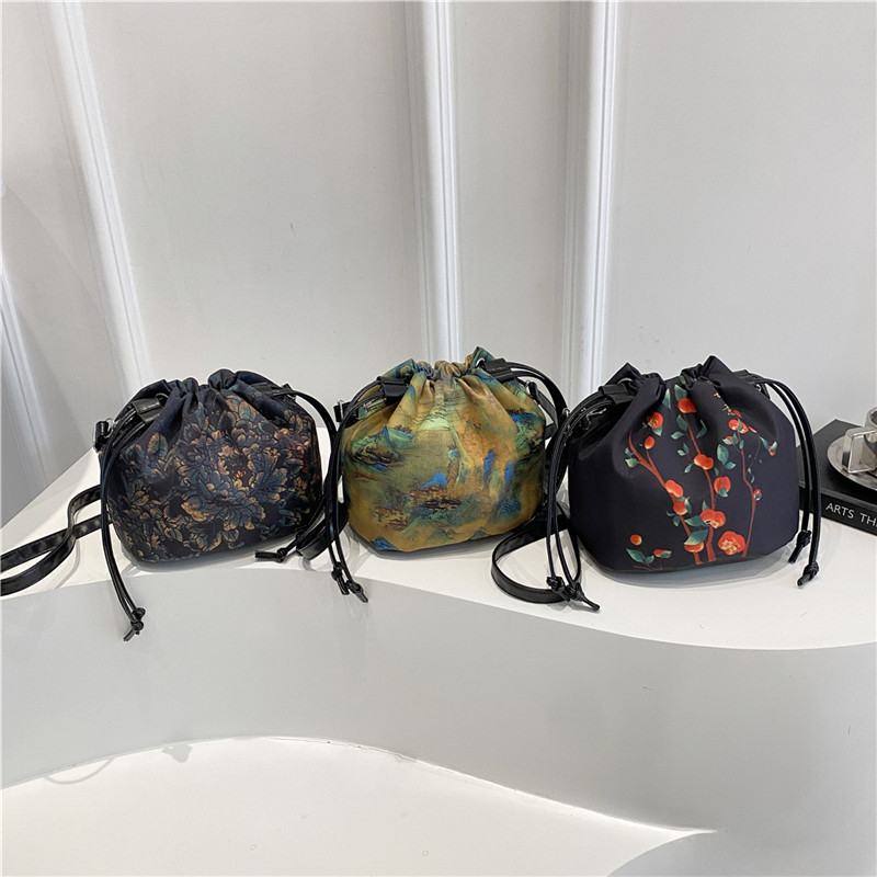 2025 New style coin purse, new Chinese-style pleated bag, hand-held crossbody drawstring bag, lucky bag, mobile phone portable bag Application Scenario