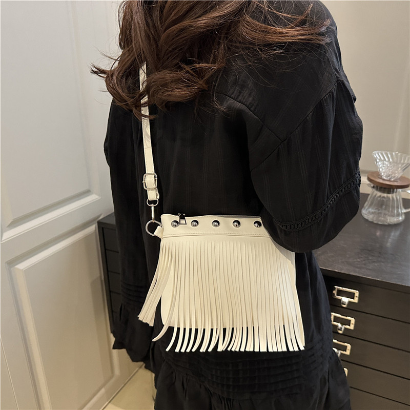 New 2025 women's bag crossbody single-shoulder bag, trendy Korean-style casual phone bag, fringed bucket bag Specification drawing