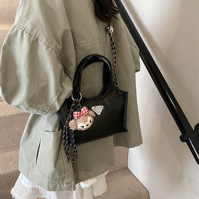 Versatile hand-held small bag for women, 2025 new retro crossbody bag, fashionable small handbag, bucket bag, simple single-shoulder bag Application Scenario