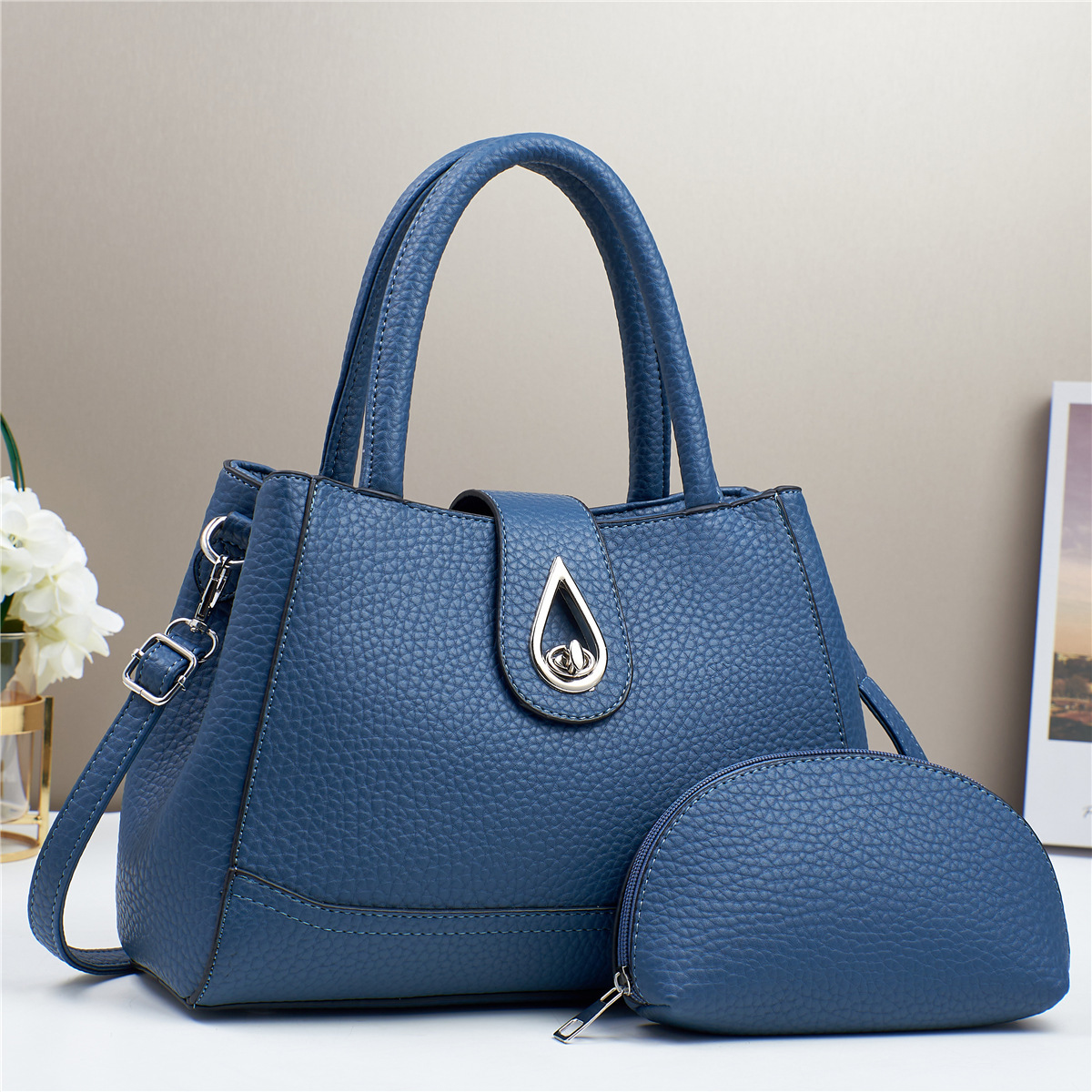 The 2024 summer collection of grand crossbody single-shoulder bags from the manufacturer offers a new large-capacity bag for direct mail to foreign trade. It's a trend of simplicity and fashion for ladies Specification drawing