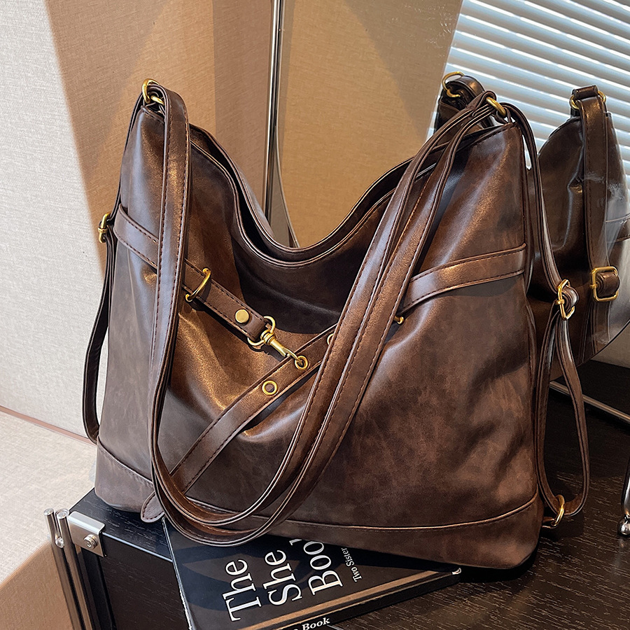 High-end retro large-capacity bag for women, 2024 new commuter backpack, fashionable and versatile single-shoulder tote bag full figure