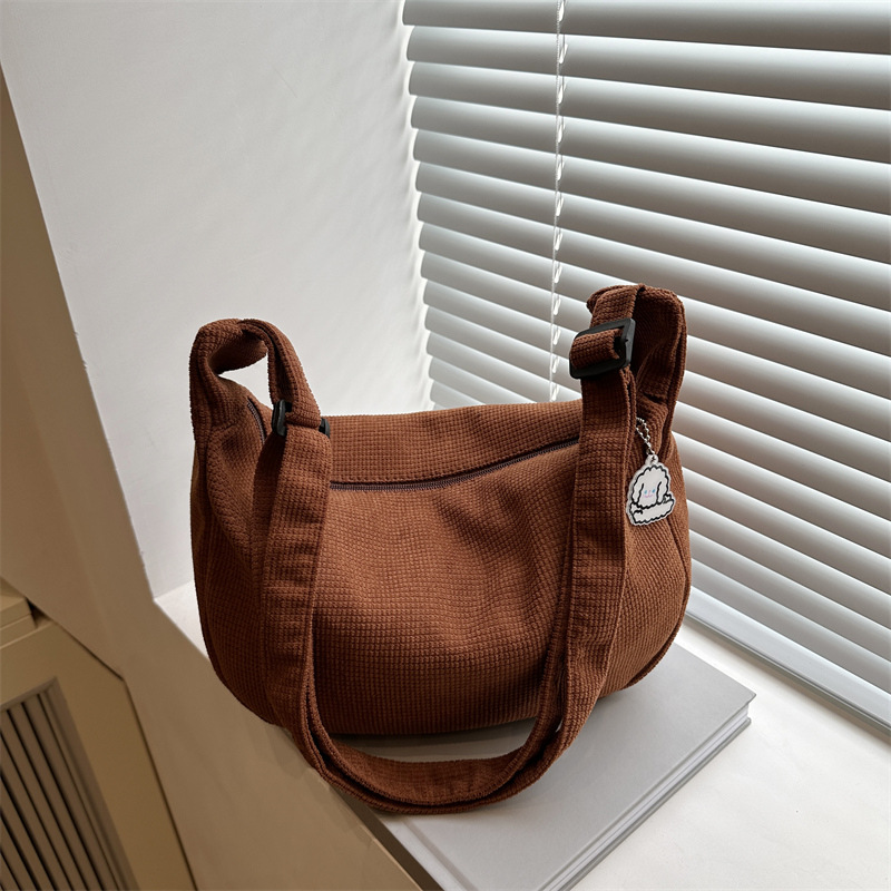 A new Korean-style candy-colored ins artistic cross-border student versatile, simple and everyday women's single-shoulder crossbody bag full figure