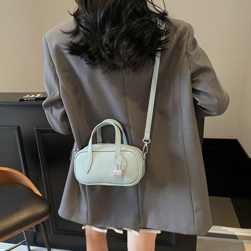 Fashionable and elegant, small and exquisite hand-held bowling bag for women, 2025 new style, niche design, versatile single-shoulder crossbody bag Application Scenario