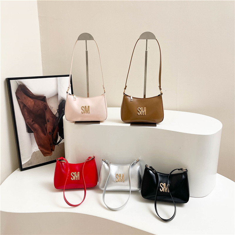 2025 Solid color Summer new fashionable, trendy, casual and versatile handbag, single-shoulder crossbody bag, letter design commuter bag Application Scenario