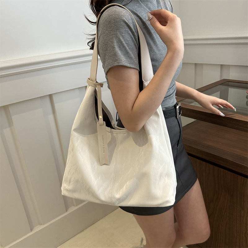 The new 2024 trendy, fashionable and simple underarm bag, large-capacity commuter bucket bag, casual and versatile, elegant single-shoulder bag Specification drawing