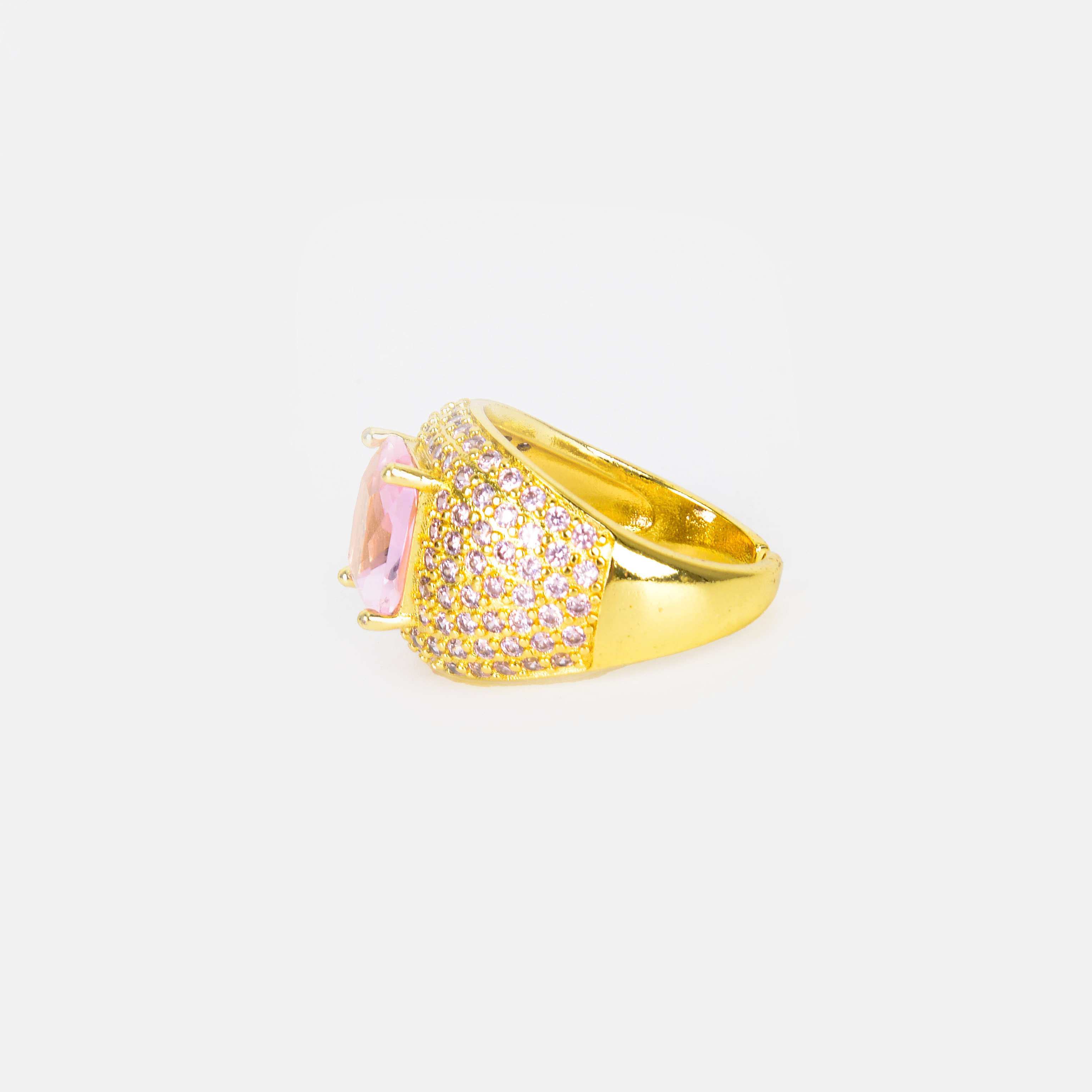 A new British style light luxury and fashionable copper jewelry, a micro-inlaid super sparkling group diamond ring, a versatile ring that exudes a trendy vibe details Picture