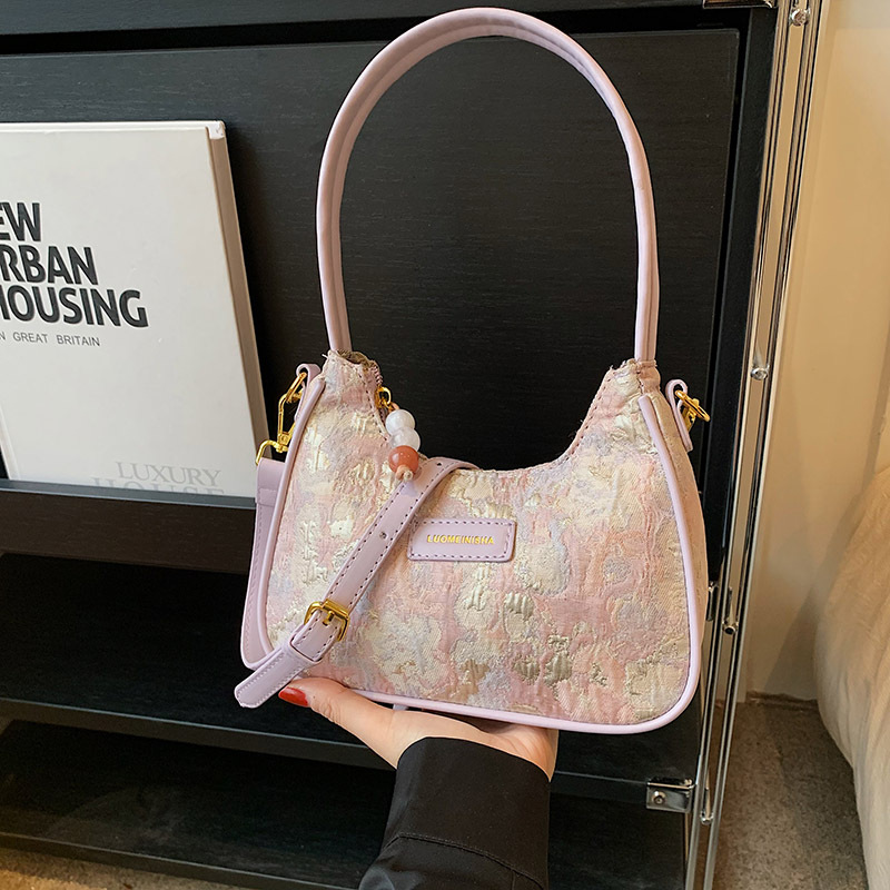 The new 2024 underarm bag for women features a high-end, fashionable and niche design. It's a Korean style versatile single-shoulder crossbody bag for commuting full figure