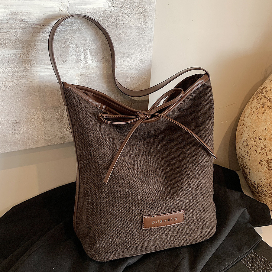 Fashionable and casual large-capacity bucket bag for women 2024 new style, single-shoulder bag for work and commuting, high-end and versatile underarm bag full figure