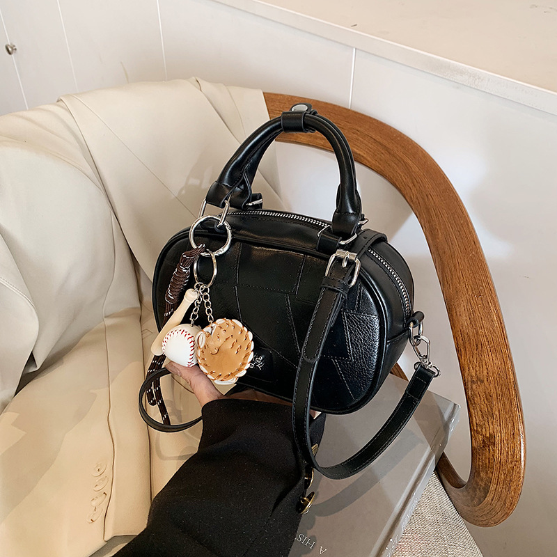 A niche design, retro and fashionable hand-held bowling bag, a new high-end commuter single-shoulder crossbody bag for women in 2025 Specification drawing