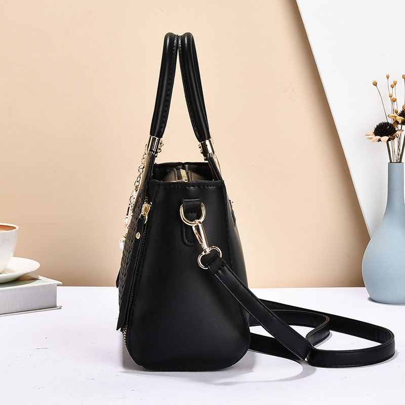 "2025 New style handbag for middle-aged women, fashionable and elegant, large-capacity crossbody bag for mom. Application Scenario