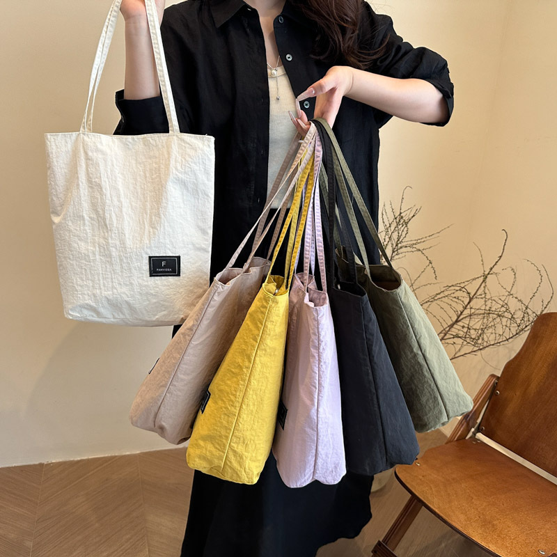 Japanese-style sporty crossbody bag, casual and versatile, popular student backpack, lightweight summer phone bag, nylon single-shoulder bag Application Scenario