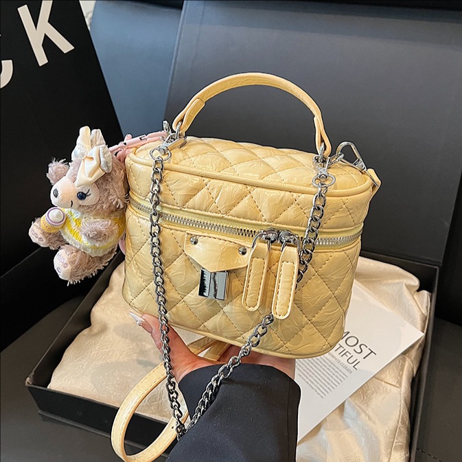 A high-end chanel-style diamond-shaped chain hand-held box bag for women, a new 2025 stylish and versatile single-shoulder crossbody bag full figure