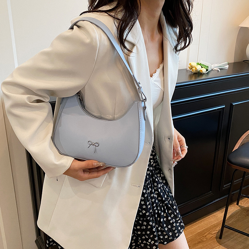 New fashionable solid-color bag with a 2025 texture. Casual bow dumpling bag, single-shoulder armpit bag, crescent bag details Picture