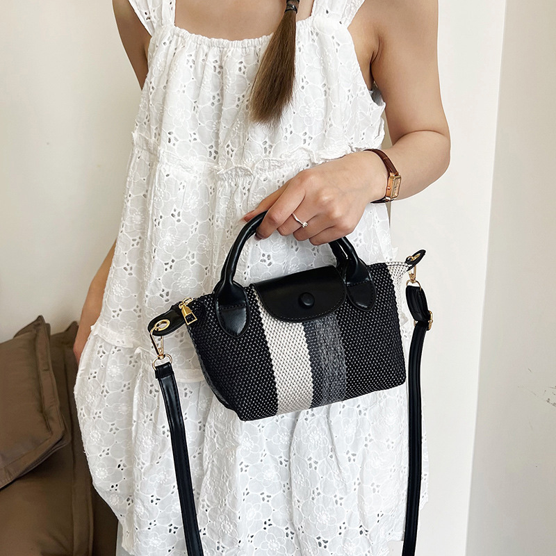 The new Spring/Summer 2024 Korean-style hand-held dumpling bag is a trendy and high-quality fabric striped single-shoulder crossbody bag Specification drawing