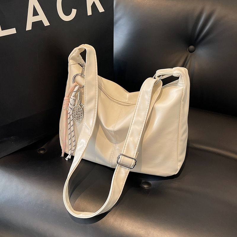 Versatile ins crossbody bag for women 20258, a new trendy retro tote bag, a large capacity single-shoulder bag with a school style for commuting details Picture