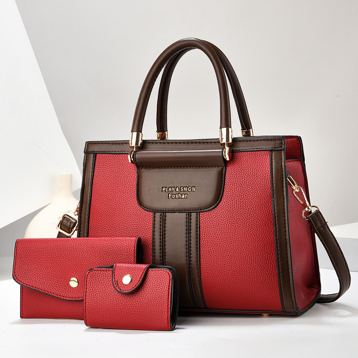 A new style of simple tote three-piece handbag for foreign trade ladies in 2025, with a fashionable color contrast and large capacity single-shoulder bag Application Scenario