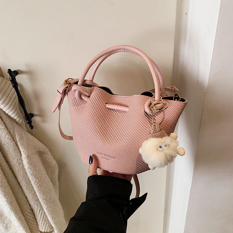 A new, niche design crossbody bucket bag for women in 2025, featuring a high-end, fashionable and stylish Korean-style commuter handbag Specification drawing