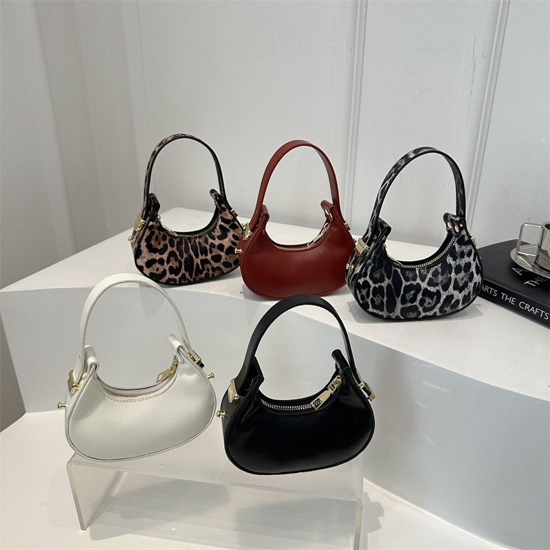 High-end small bag for women, spring and summer new style European and American fashion leopard print retro niche dumpling bag, hand-held crescent-shaped bag Application Scenario
