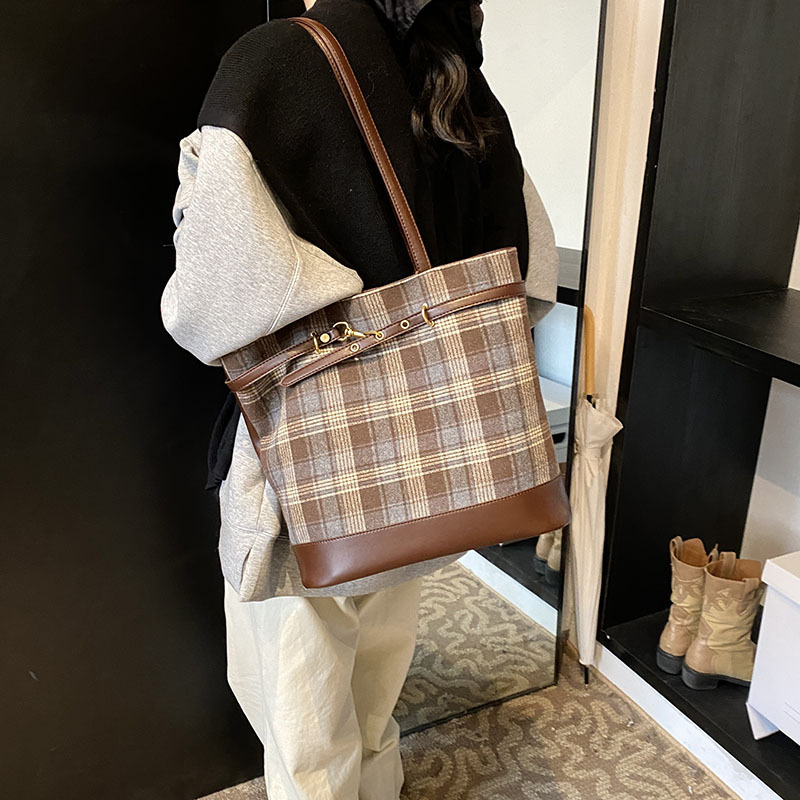 Commuting large-capacity woolen bag, 2024 new style, high-end checkered women's backpack, single-shoulder tote bag Application Scenario