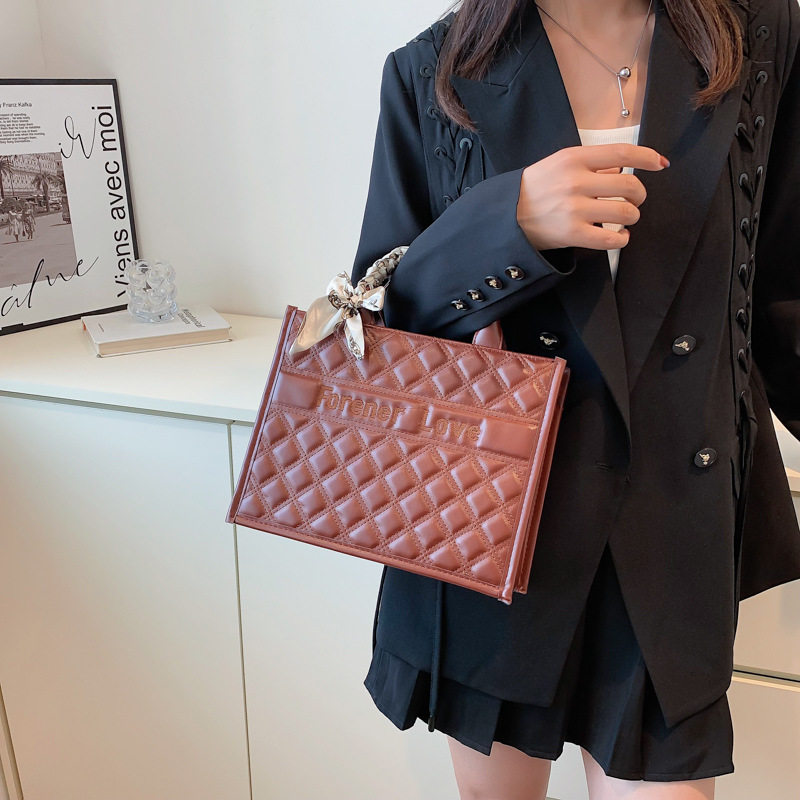 Cross-border foreign trade bag for women, 2022 Summer New fashionable and versatile handbag, solid color silk scarf style commuting bag Application Scenario