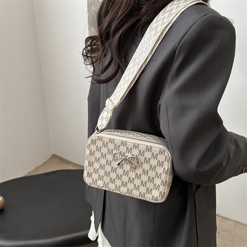 New style: Fashionable printed retro casual small square bag, wide shoulder strap single-shoulder crossbody bag, versatile small square bag for commuting Specification drawing
