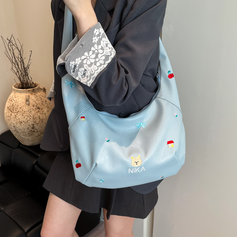 Korean-style embroidered large-capacity underarm bag for women, 2025 new niche commuter single-shoulder bag, casual and versatile crossbody bag Application Scenario