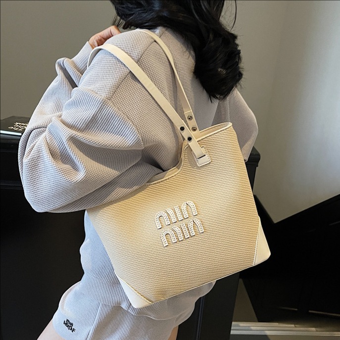 Fashionable and casual hand-held bucket bag for women, 2025 new Korean style trendy single-shoulder bag, high-end texture fashionable tote bag full figure