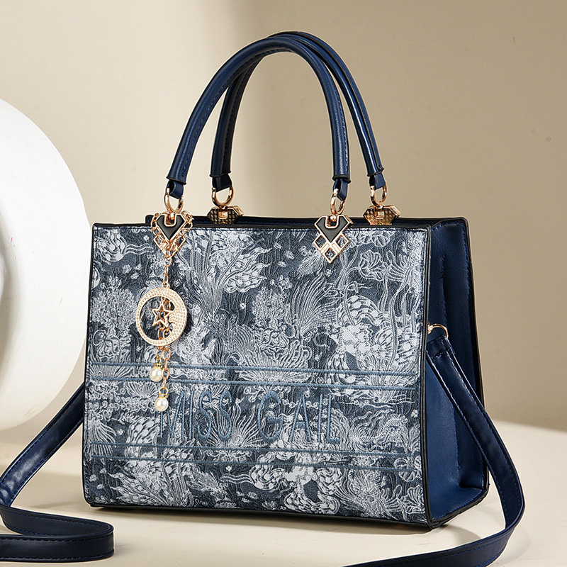 This foreign trade Chinese-style embroidered crossbody bag is versatile and has a large capacity. It is a grand and fashionable women's bag and a high-end single-shoulder bag for middle-aged women full figure