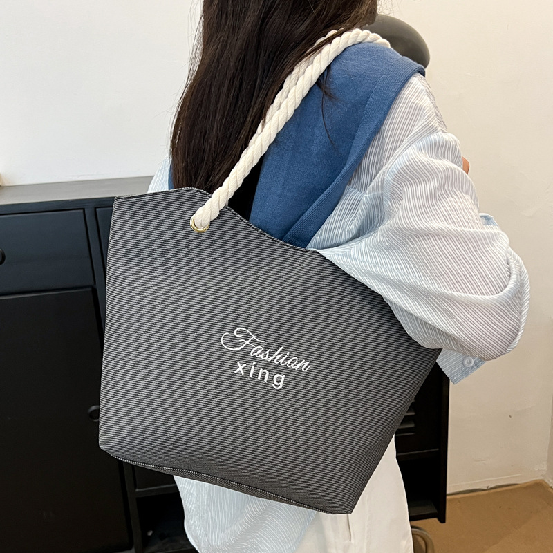 Fashionable straw woven letter tote bag 2025 summer new single-shoulder bag Casual ins forest-style beach bag women's bag details Picture